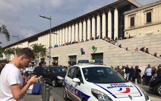 Τρόμος στη Γαλλία: Δύο νεκρές από επίθεση με μαχαίρι στη Μασσαλία – Η αστυνομία σκότωσε τον δράστη