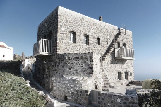 Εντυπωσιακή αποκατάσταση του διώροφου καστρόσπιτου στη Νίσυρο (pics)