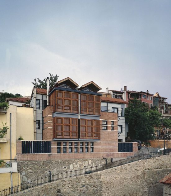 Η κατοικία που μοιάζει με βυζαντινή εκκλησία στην Άνω Πόλη Θεσσαλονίκης (15 pics)