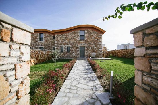 Μια εξαιρετική βίλα σε αρμονία με το φυσικό περιβάλλον στη Ρόδο (11 pics)