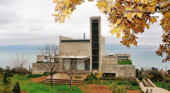 Ένα όμορφο σπίτι σε βουνοπλαγιά στην Αιγιαλεία, με θέα τον βορρά (12 pics)