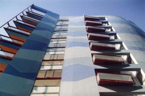Μια σύγχρονη και πολύ πρωτότυπη πολυκατοικία στην Αθήνα (8 pics)