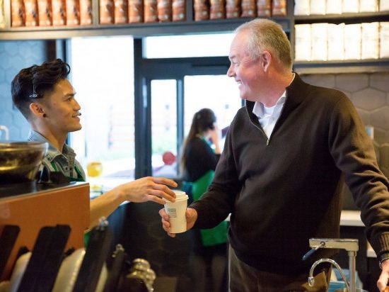 O CEO των Starbucks μοιράζεται τη συμβουλή που θα έδινε στον νεότερο εαυτό του