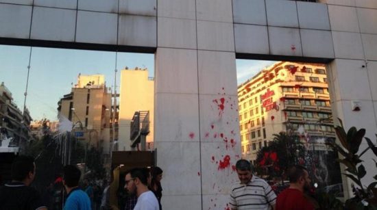 Επίθεση στο «Έθνος» – Προπηλάκισαν τον Μένιο Σακελλαρόπουλο