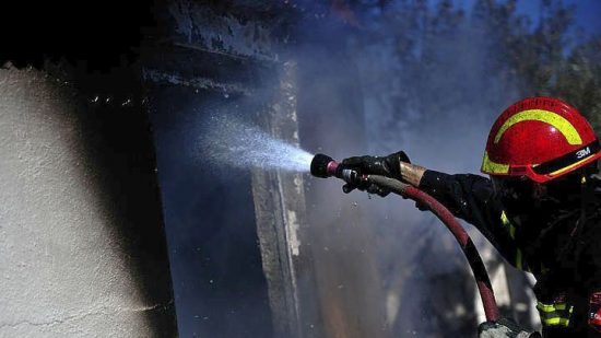 Υπό μερικό έλεγχο η πυρκαγιά σε χώρο στάθμευσης στη Γλυφάδα