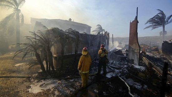 Καίγεται η Καλιφόρνια: 10 νεκροί – Πάνω από 1.500 κτήρια στις φλόγες