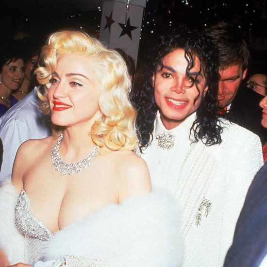 Οι αδελφές Kardashian μεταμορφώθηκαν σε Madonna και Michael Jackson (pics + video)