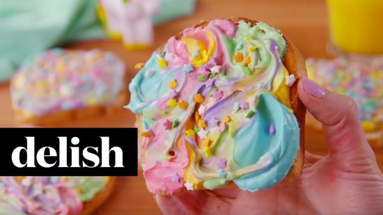 Έχετε δοκιμάσει το νέο trend food με το πολύχρωμο τοστ; (video)