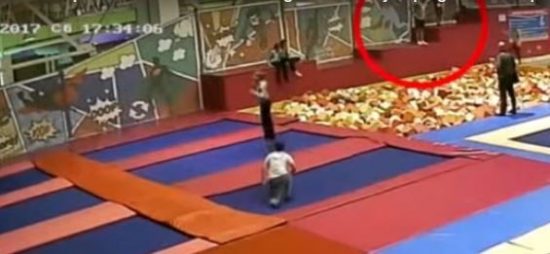Ανατριχιαστικός θάνατος για πολιτικό – Έσπασε τον σβέρκο του μετά από βουτιά (video)