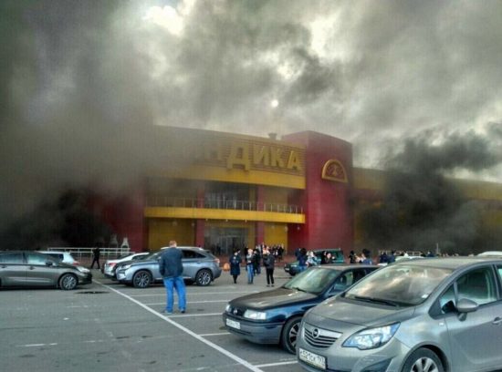 Πύρινη κόλαση στη Ρωσία – Συνεχείς εκρήξεις αυτοκινήτων (video)