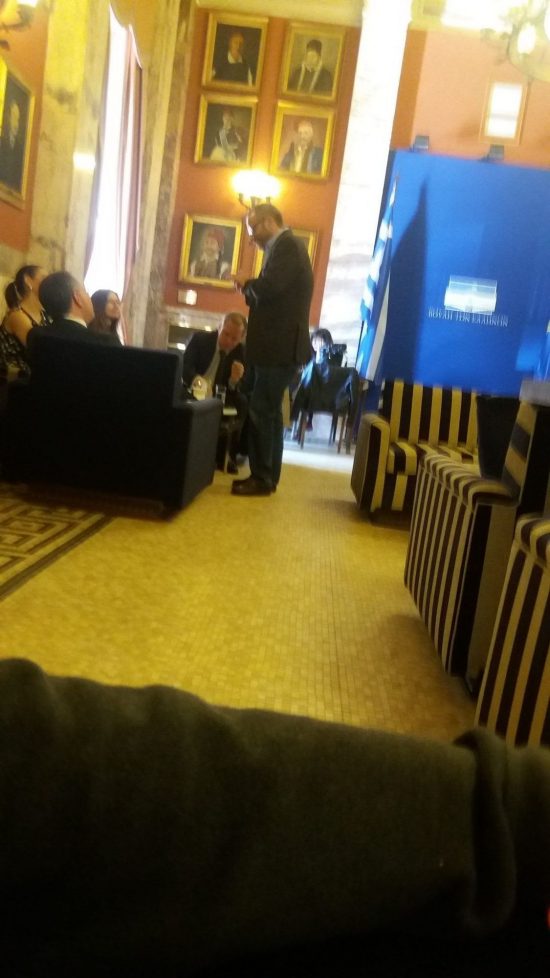 Η πρώτη εμφάνιση του Κωνσταντίνου Ζούλα στη Βουλή (pic)