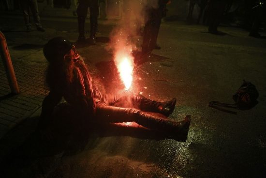 Έκκληση για αίμα για την δικηγόρο που χτυπήθηκε από φωτοβολίδα στα Εξάρχεια