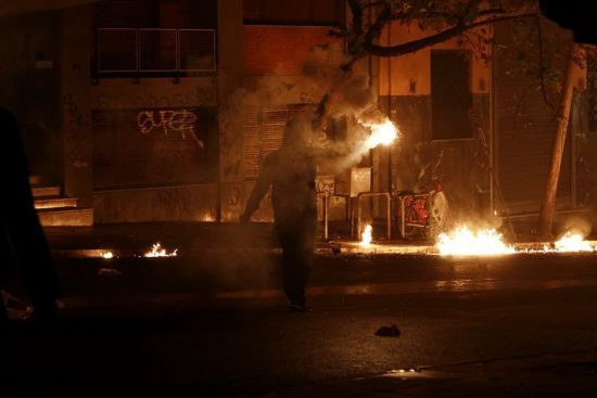 Αναζητούνται οι υπεύθυνοι για τον τραυματισμό της δικηγόρου στα Εξάρχεια