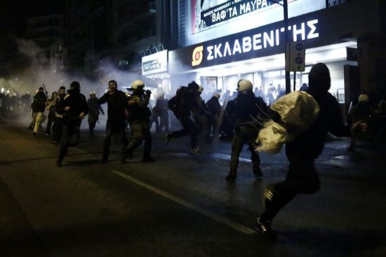 Εξάρχεια: Κουκουλοφόροι επιτέθηκαν με μολότοφ εναντίον διμοιρίας των ΜΑΤ