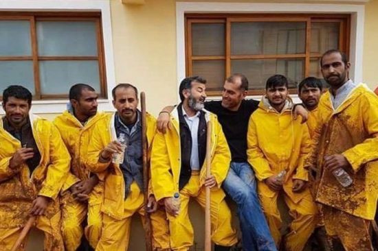 Πακιστανοί μετανάστες βοηθούν τους πληγέντες της Μάνδρας