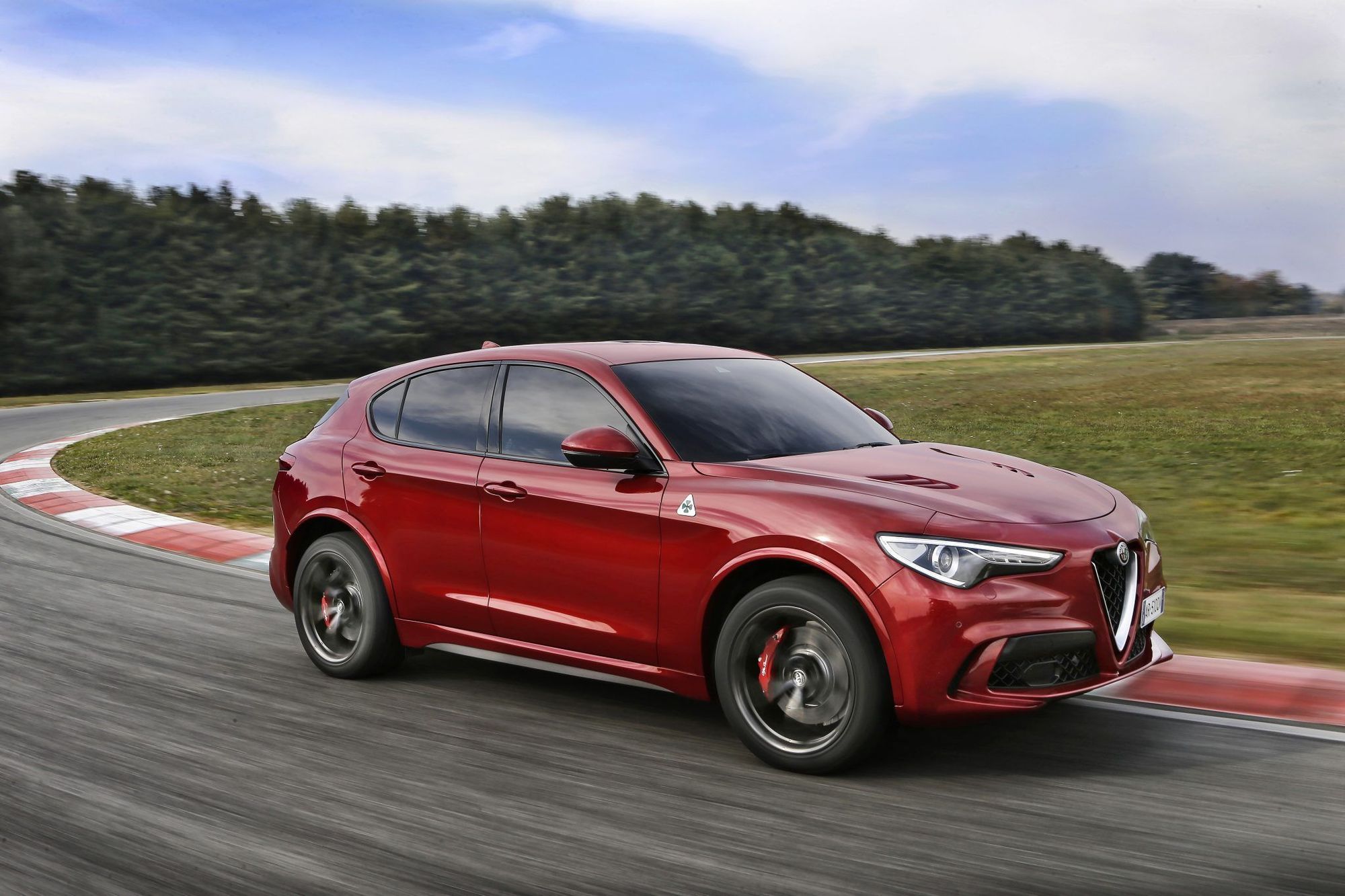 Η Alfa Romeo εντυπωσιάζει στο Ντουμπάι