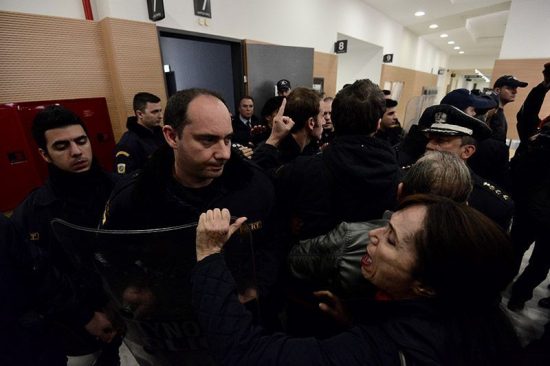 Ηλεκτρονικοί πλειστηριασμοί: Ξύλο και χημικά έξω από το Ειρηνοδικείο Αθηνών (video)