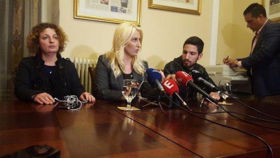 Ξεχείλισε η οργή της μητέρας της Δώρας: Ντροπή που έβγαλαν έξω τον φονιά του παιδιού μου (video)