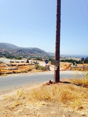Συνέβη κι αυτό… Έκοψε δύο στύλους της ΔΕΗ για να φτιάξει …μαντρί!