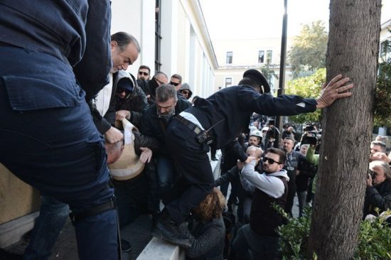 Ένταση στα δικαστήρια για τον δολοφόνο της Δώρας