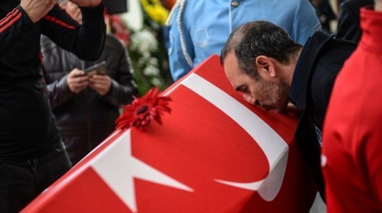 Συγκίνηση στην κηδεία του Σουλεϊμάνογλου: Ο Λεωνίδης φιλά το φέρετρό του (video)