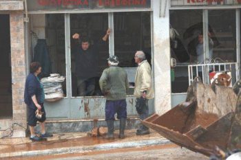 Χαμός: Έπεσαν μπουνιές στο Δημοτικό Συμβούλιο της Μάνδρας (video)
