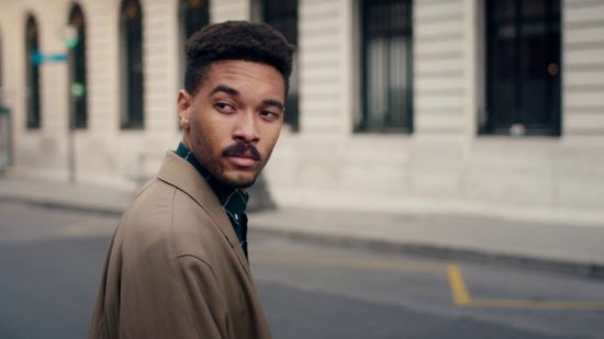 Η Motorola τρολάρει τη Samsung που τρολάρει την Apple στη νέα της διαφήμιση