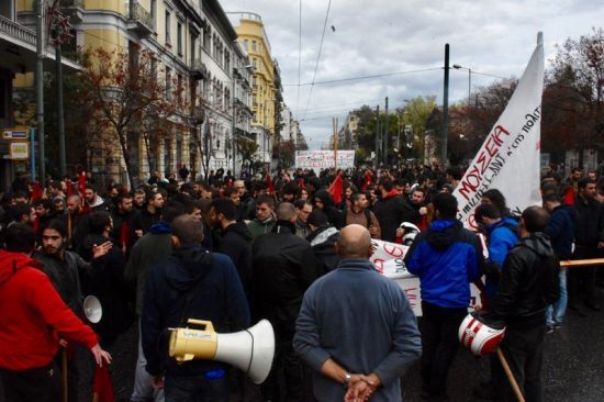 Ολοκληρώθηκε η πορεία για το Πολυτεχνείο (εικόνες) – Ένταση στα Εξάρχεια