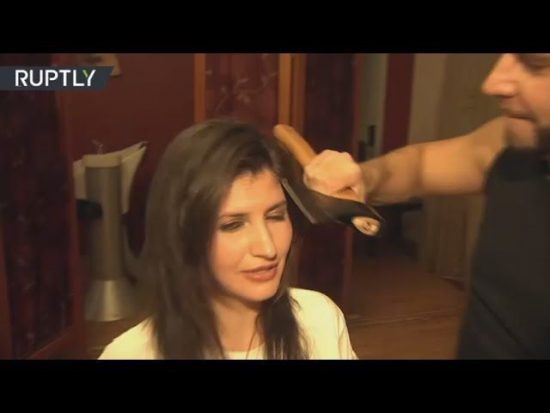 Ξεχάστε τα ψαλίδια- Κομμωτής στη Ρωσία κουρεύει με τσεκούρι