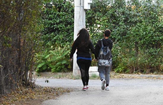 Έξαλλη η Βίκυ Σταμάτη με τους δημοσιογράφους έξω από το σπίτι της (video)
