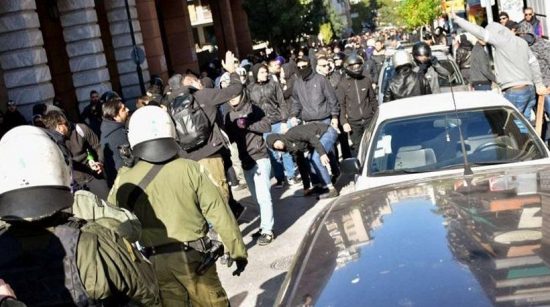 Συμπλοκές στο κέντρο της Αθήνας: Οπαδοί του ΠΑΟΚ ήρθαν στα χέρια με Πακιστανούς (video)