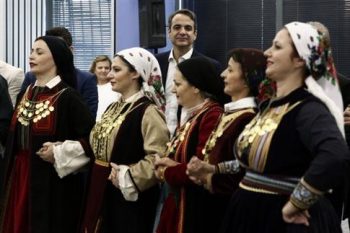 Πρωτοχρονιάτικα κάλαντα και βόλτα με τα παιδιά του χωριού SOS για τον Κυριάκο Μητσοτάκη (video)