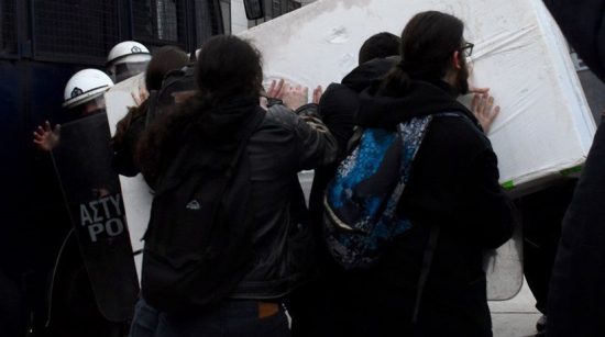 Πλειστηριασμοί: Ένταση ξανά στο Ειρηνοδικείο – «Ντου» διαδηλωτών και χημικά από τα ΜΑΤ