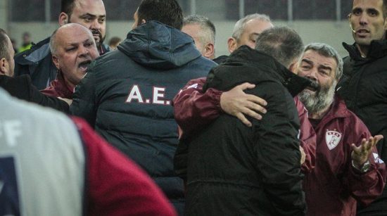 Ο Αλέξης Κούγιας «στα χέρια» με τον προπονητή της Λάρισας, Ηλία Φυντάνη