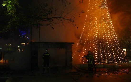 Λάρισα: Κάηκε ολοσχερώς η φάτνη στην κεντρική πλατεία