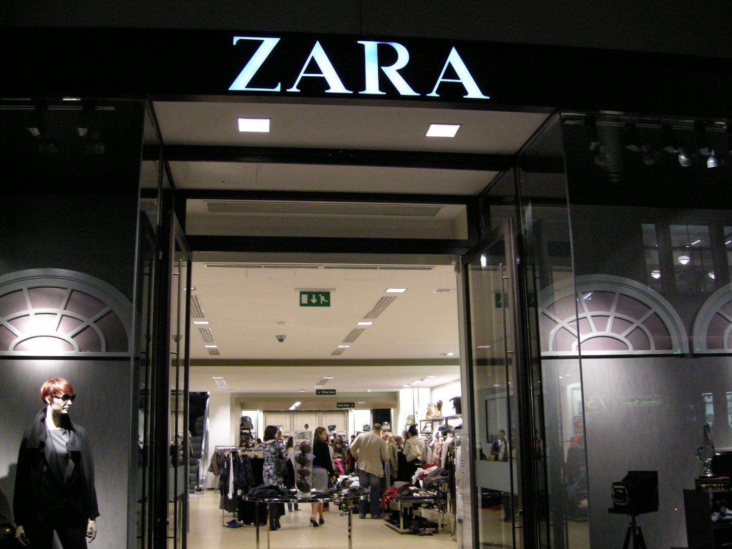 ZARA: 10+1 τέλεια κομμάτια μέχρι 15 ευρώ που αξίζει να αγοράσετε!