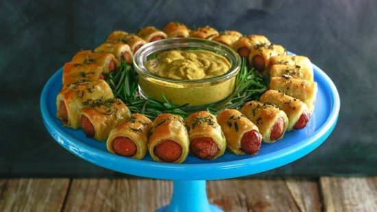 Στεφάνι από μίνι σπιτικά hot dog: Ένα απίστευτο χριστουγεννιάτικο ορεκτικό
