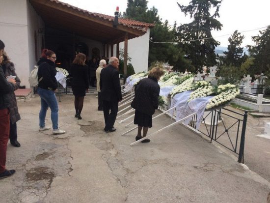 Συγκλονίζει το τελευταίο αντίο: «Ο φονιάς μας έκαψε» φωνάζουν οι συγγενείς των θυμάτων του αστυνομικού