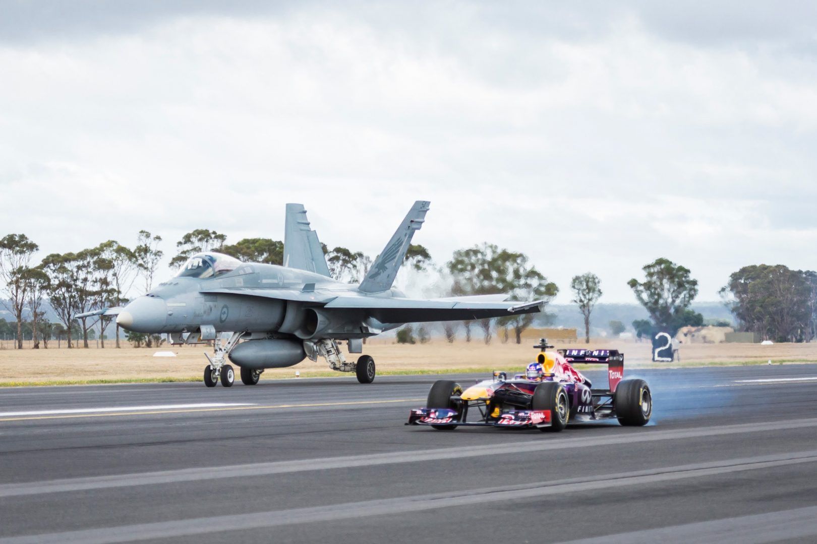 Formula 1 vs Μαχητικού αεροσκάφους F/A-18 – Ποιος είναι πιο γρήγορος (video)