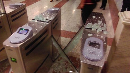 Χαμός στον σταθμό μετρό στο Πανεπιστήμιο – Κουκουλοφόροι τα έσπασαν όλα (video)