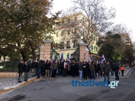 ΤΩΡΑ: Μέλη του ΠΑΜΕ κατέλαβαν του υπουργείο Μακεδονίας & Θράκης
