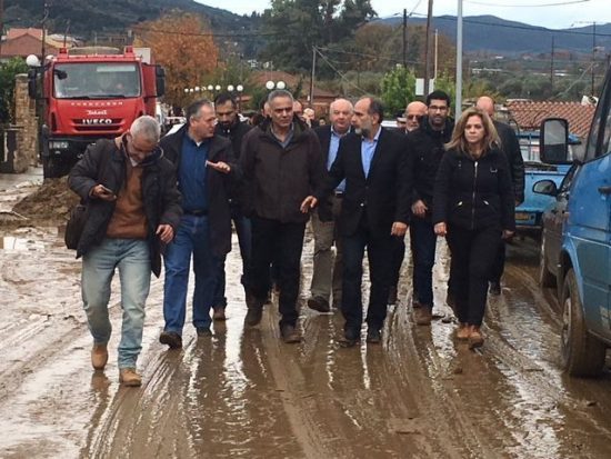«Στόλισαν» τον Σκουρλέτη οι πλημμυροπαθείς του Αγρινίου: «Ντροπή σας, φτου!» (video)