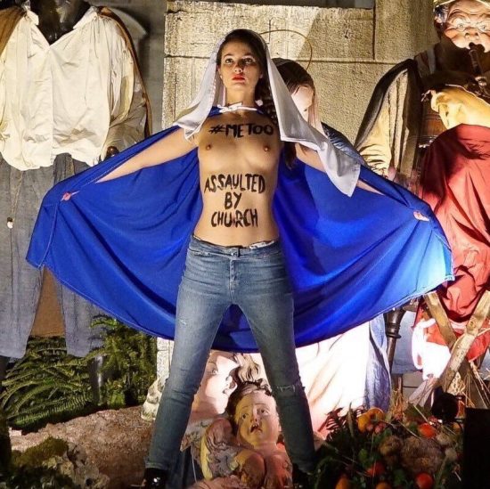Βατικανό: Ημίγυμνη ακτιβίστρια προσπάθησε ν’ αρπάξει ομοίωμα του νεογέννητου Χριστού