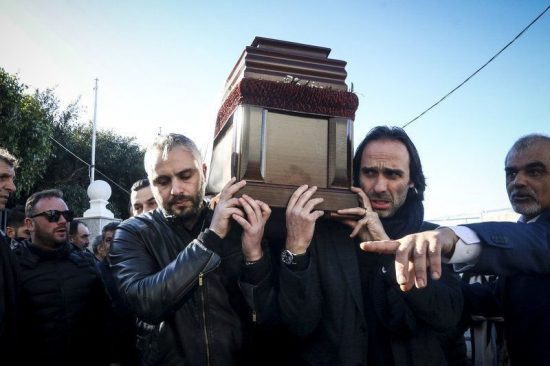 Ευγένιος Γκέραρντ: «Τελευταίο αντίο» στους ώμους των ποδοσφαιριστών του για τον θρύλο του ποδοσφαίρου