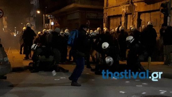 Θεσσαλονίκη: Ένταση μεταξύ αντιεξουσιαστών και ΜΑΤ (video)