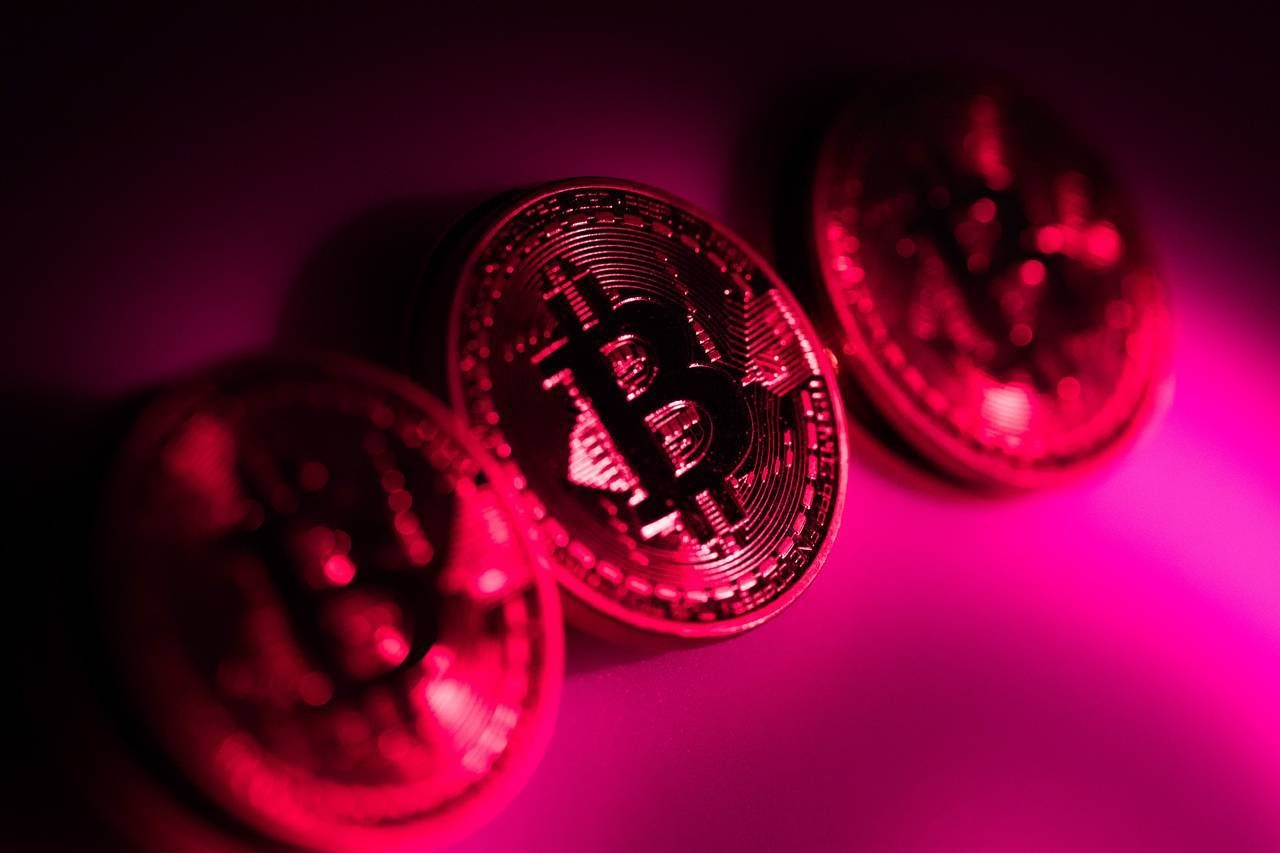 Bitcoin: Πιέσεις και διακυμάνσεις στην περιοχή των 55.000 δολαρίων - Δεν αλλάζει η τάση λένε οι αναλυτές