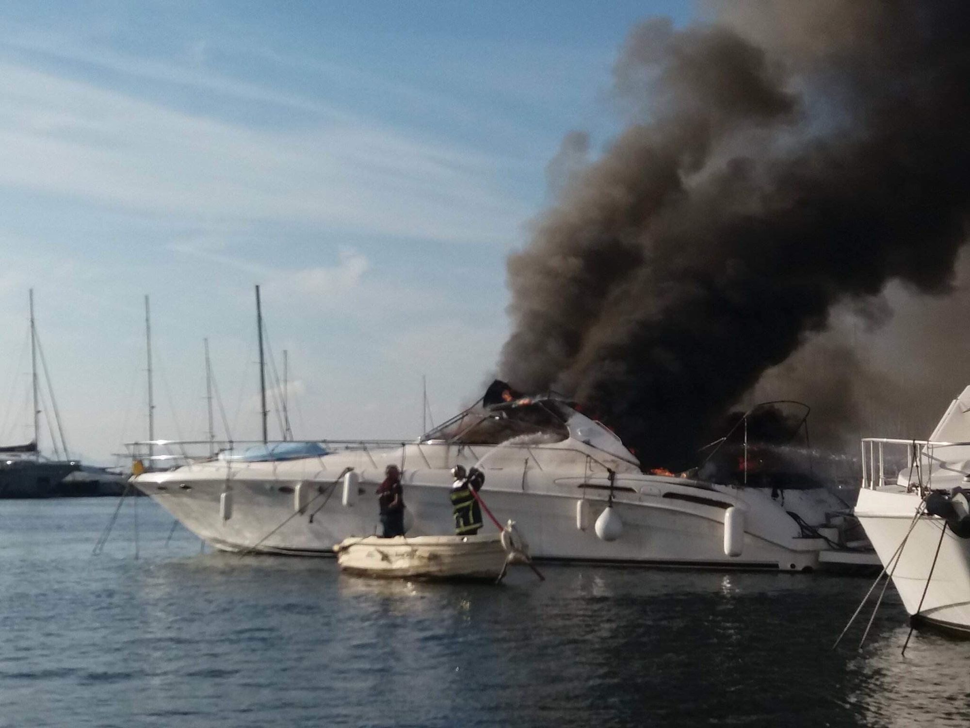 Υπό έλεγχο η φωτιά σε σκάφος στη προβλήτα Αλίμου