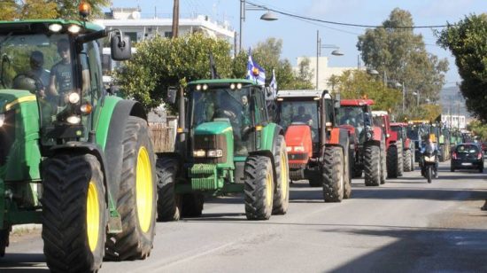 Ανυποχώρητοι οι αγρότες: Προχωρούν σε αποκλεισμό του κόμβου Πλατύκαμπου