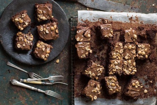 Συνταγή για το πιο σοκολατένιο brownies, με nutella και φουντούκια