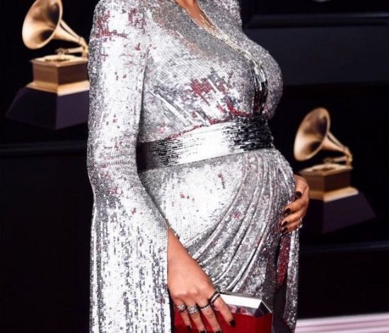 Grammys: Μετά την τελετή αποκάλυψε το φύλο του μωρού της (pic)